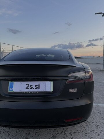 Tesla Model S zadaj