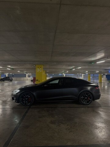 Tesla Model S bočno